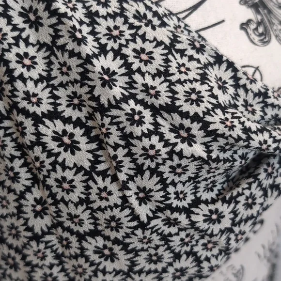 AMERICAN EAGLE | Women's Black/White Floral Long Sleeved Smocked Back Crop Top - Picture 3 of 6